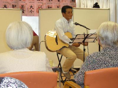 ケアセンターにてボランティアライブ